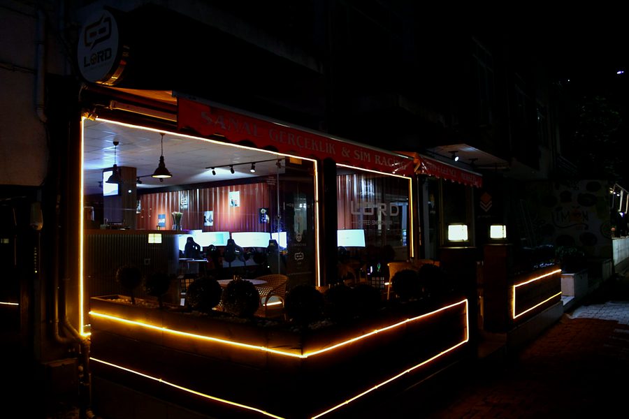 Lord Eğlence Merkezi'nin Ordu Altınordu'daki dış cephesi, gece
