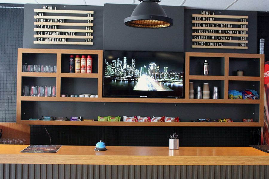 Kahve menüsü ve bar rafları